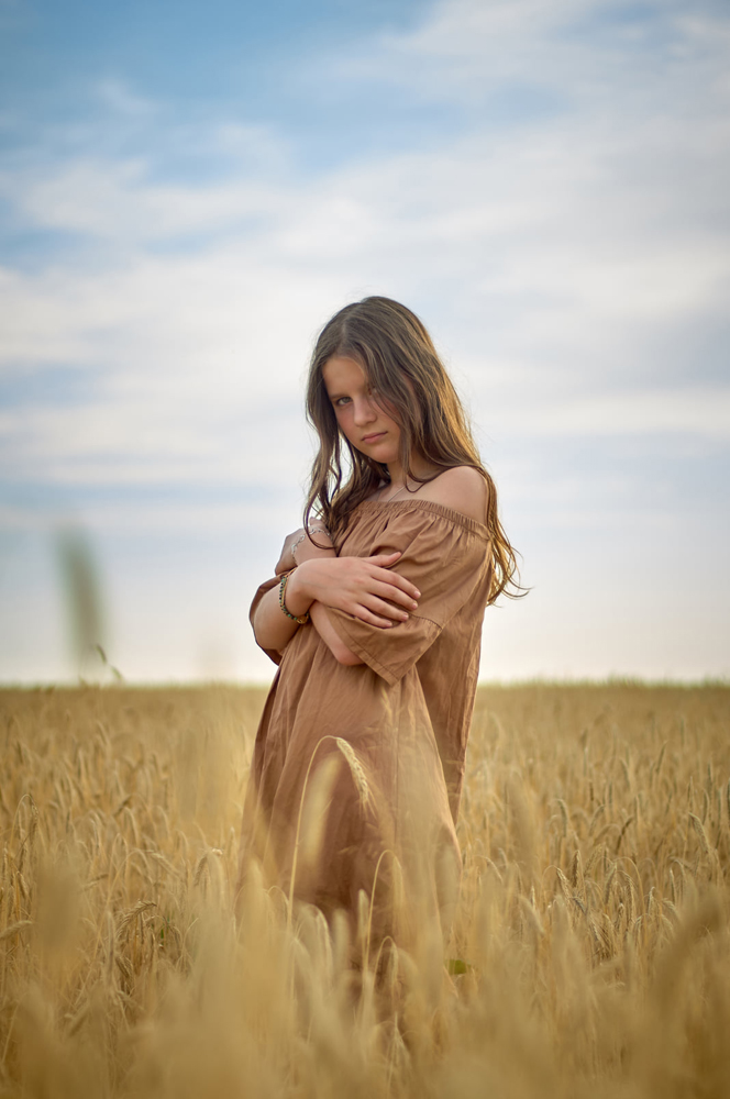 photo "***" tags: portrait, nature, evening, sky, summer, девочка, модель, настроение, портрет девушка, портрет девушка лето