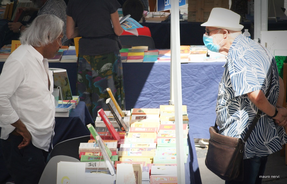photo "selling books and covid" tags: street, 