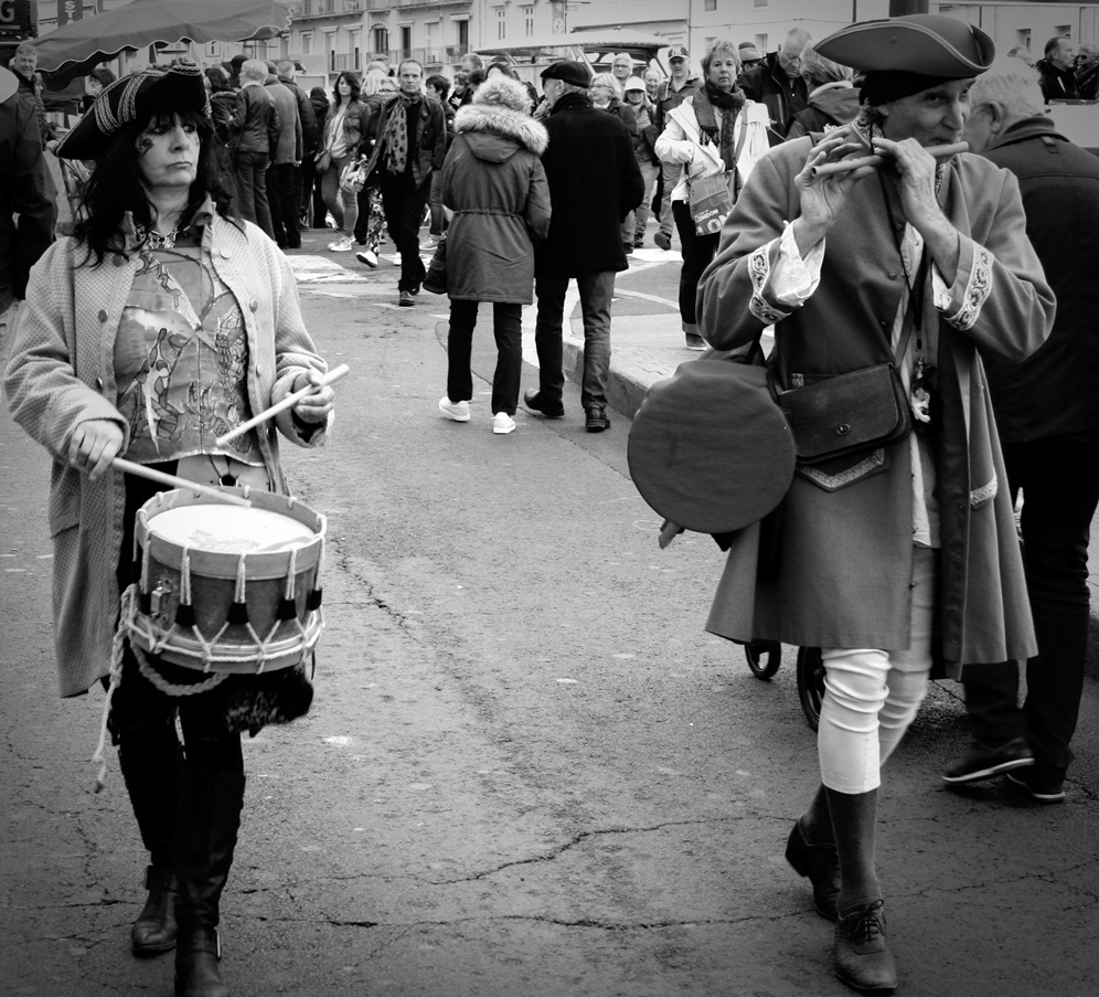 photo "music in the street" tags: black&white, 