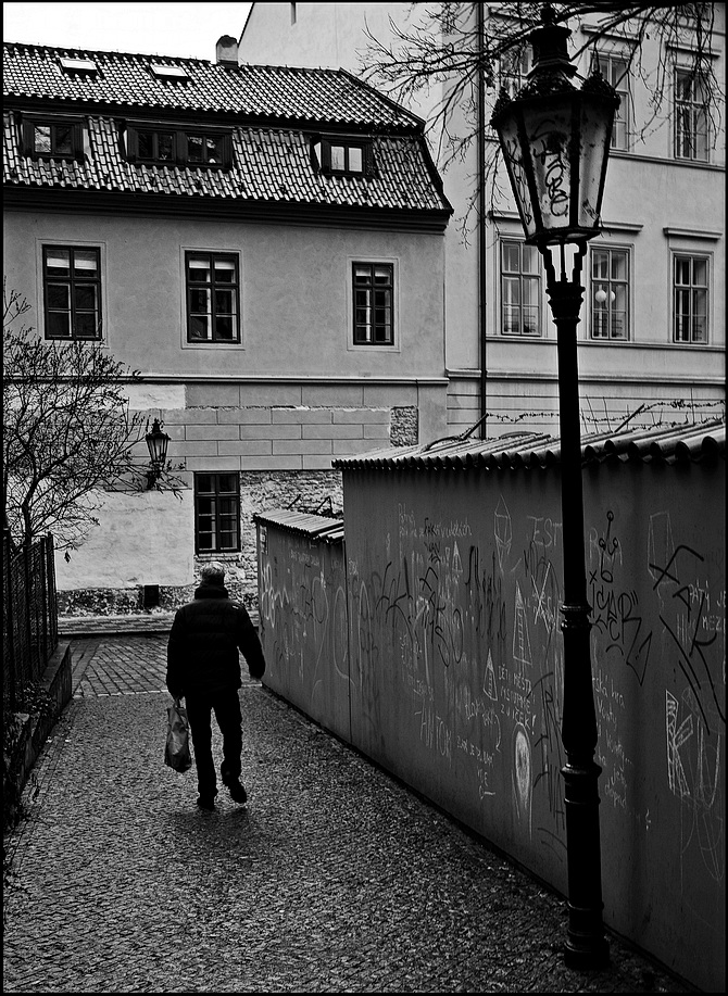 photo "Фигура и фонарь" tags: black&white, Prag, Prague, Praha
