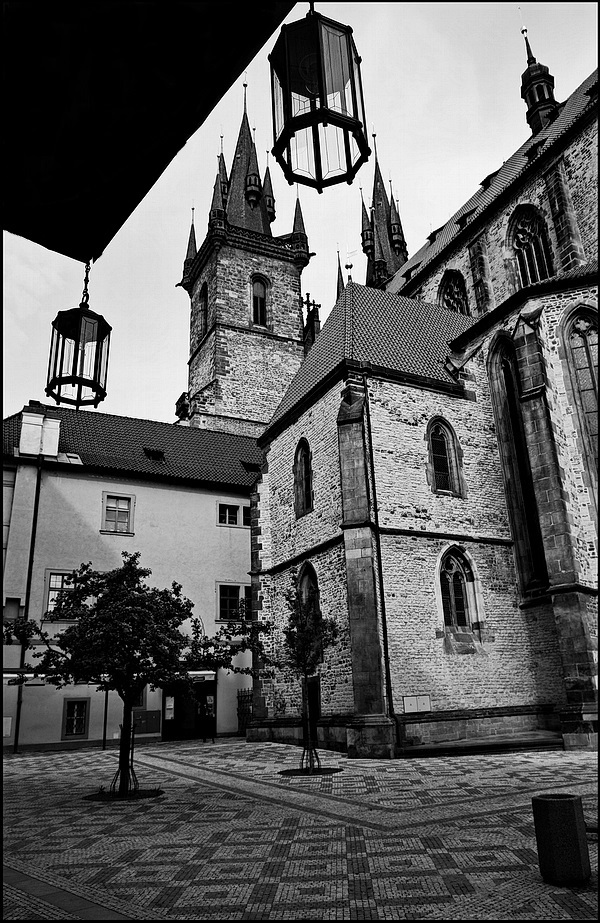 photo "Вид вверх" tags: black&white, architecture, Prag, Prague, Praha
