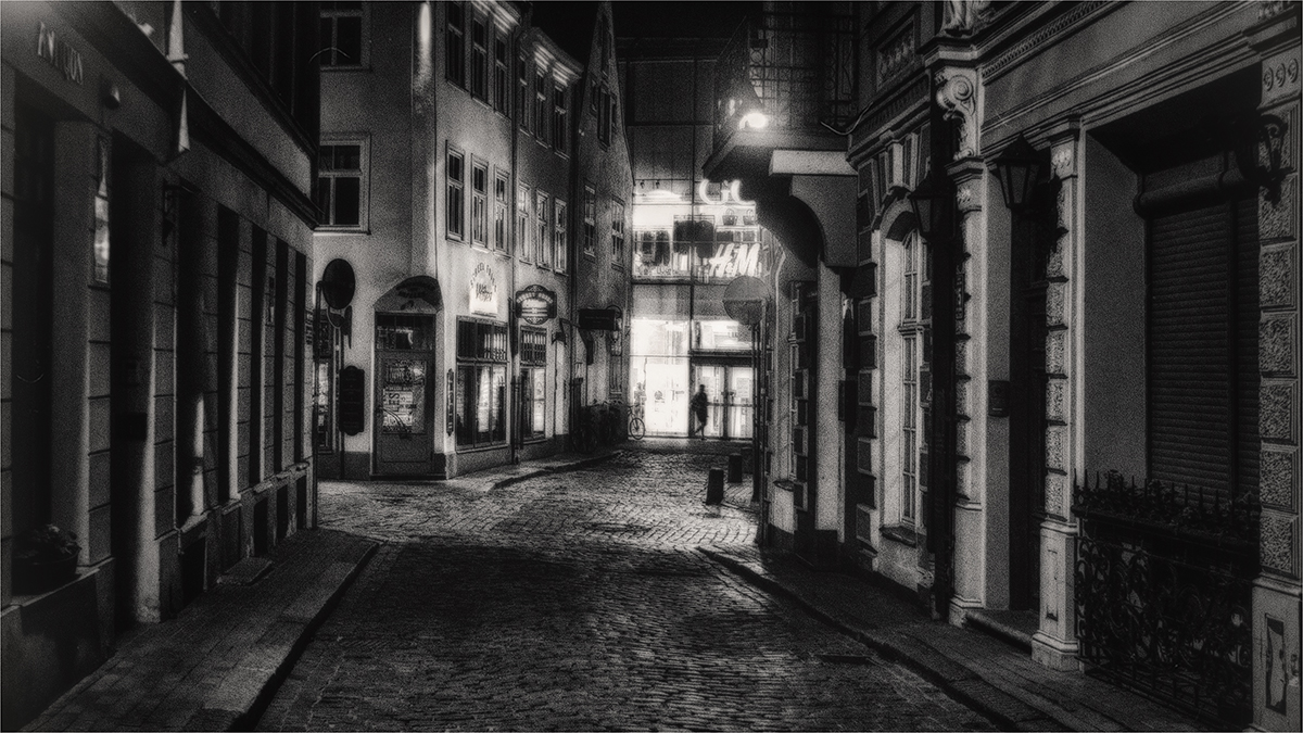 photo "The night calls and beckons ..." tags: travel, black&white, city, 