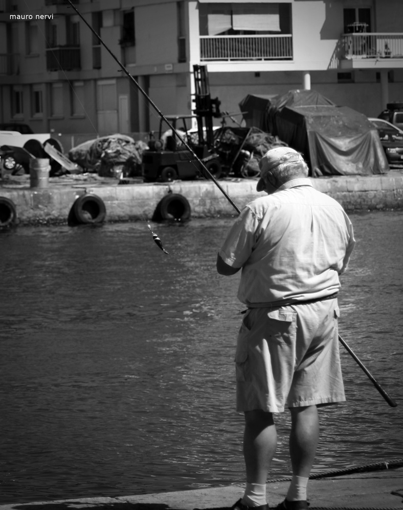 photo "fisherman" tags: black&white, 