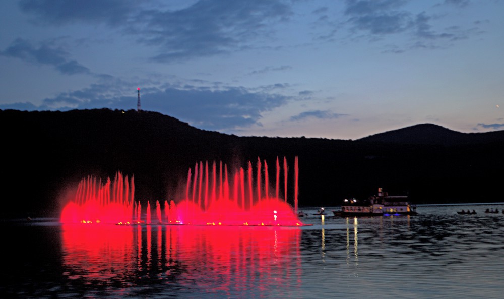 photo "Night on the lake" tags: travel, fountains, night, подсветка