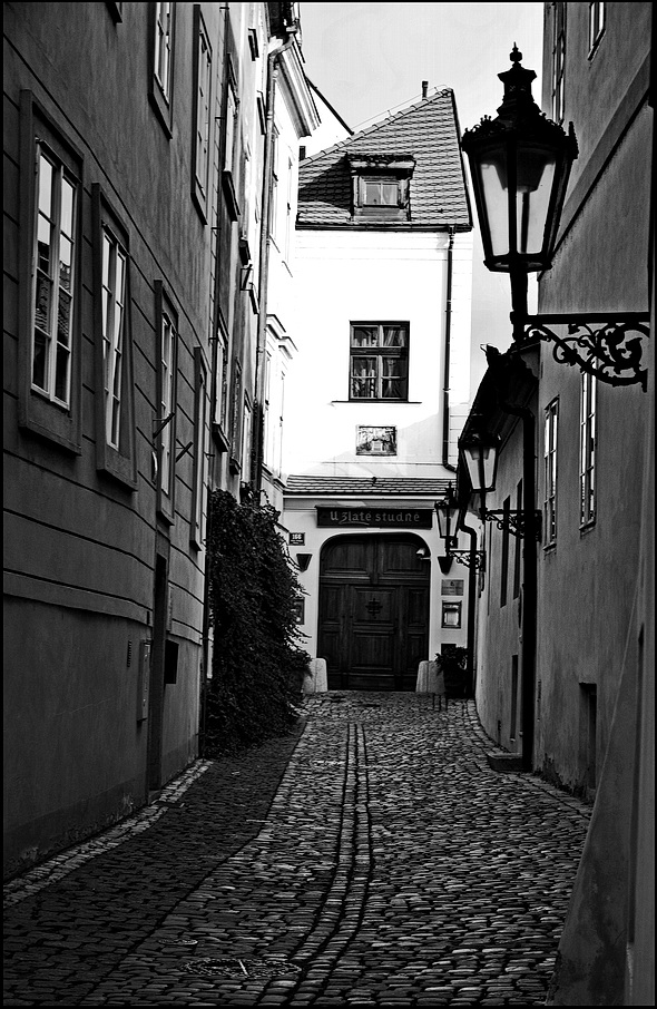 photo "Пражский закоу́лок-2" tags: black&white, Prag, Prague, Praha