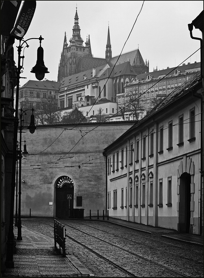 photo "Пражский Град и улица" tags: black&white, Prag, Prague, Praha
