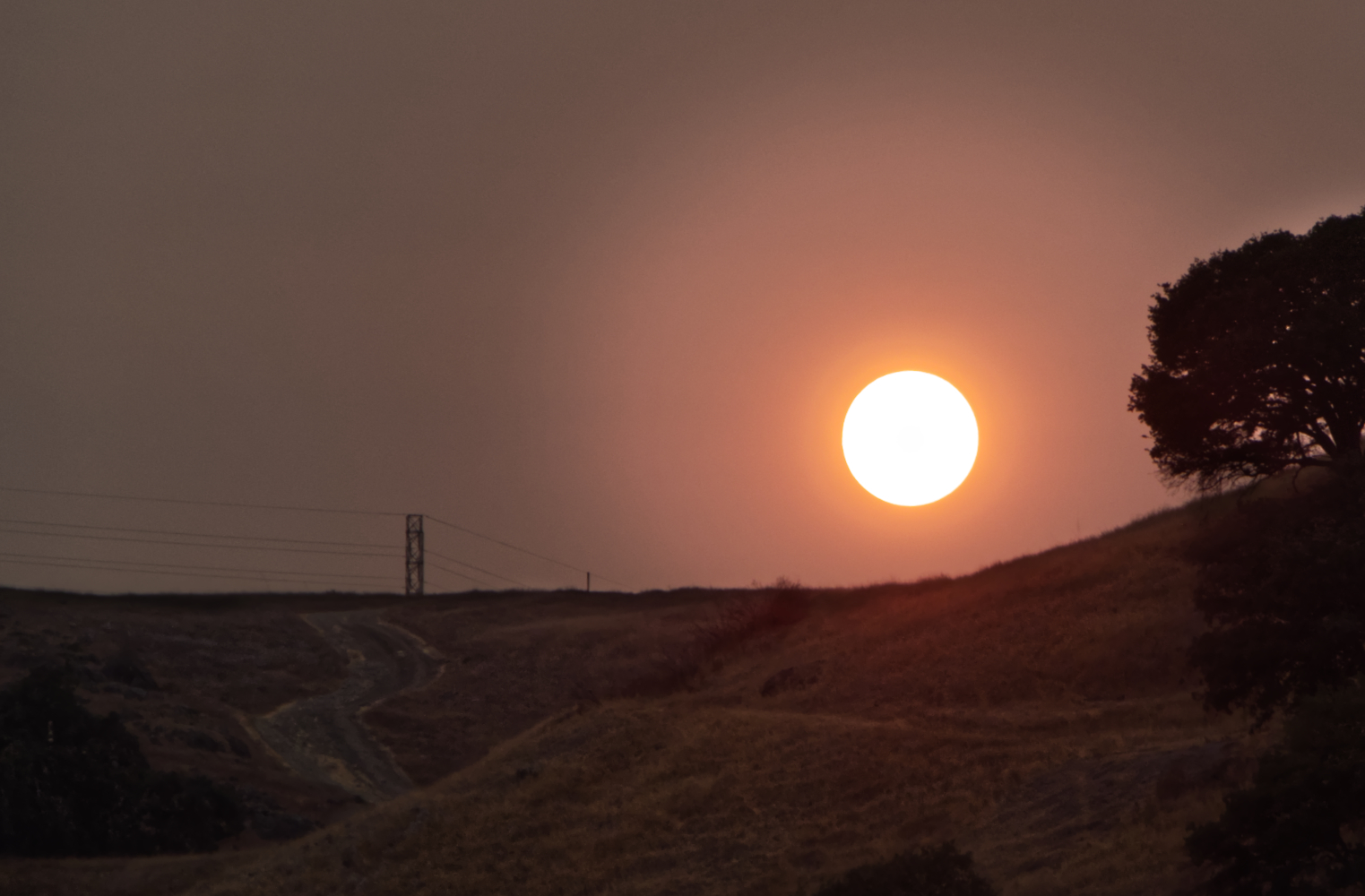 photo "Задымлённый заход за гору" tags: landscape, smoke, sunset