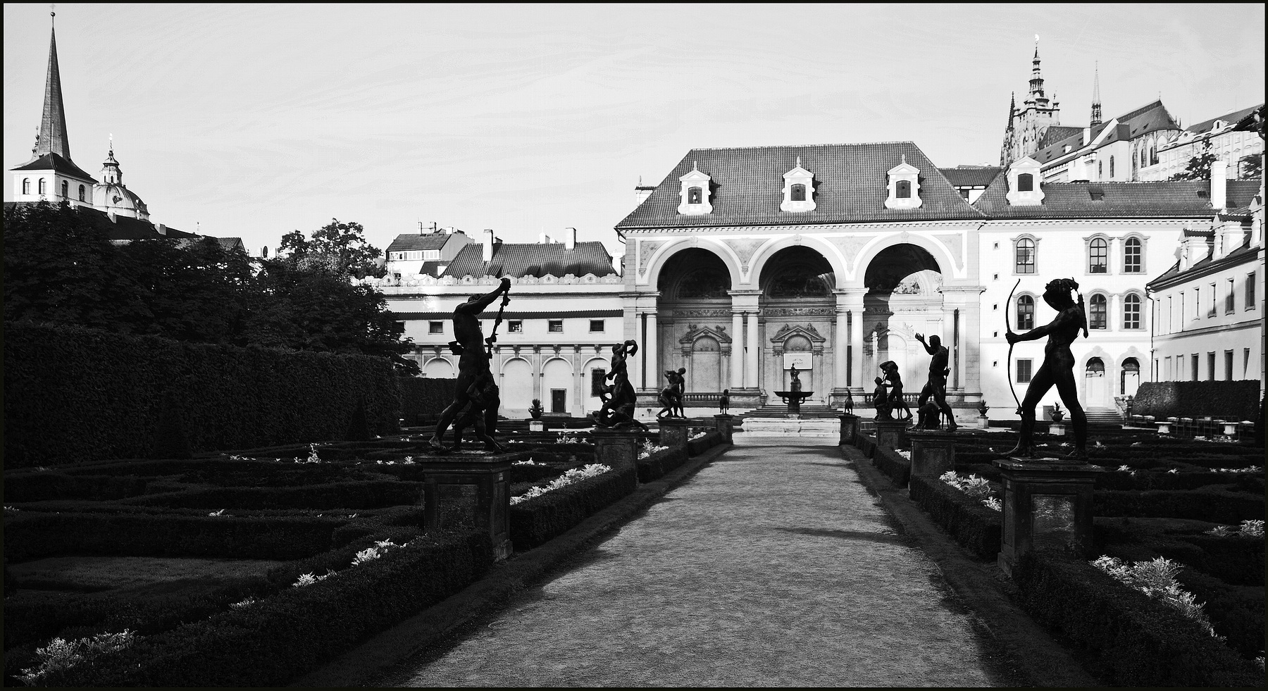 photo "Утренний Вальдштейнский сад" tags: black&white, Prag, Prague, Praha