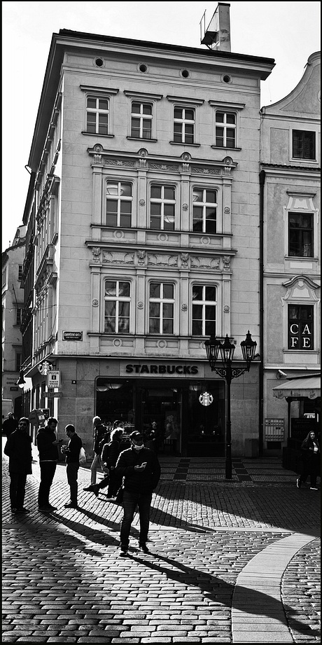 photo "Дома и люди" tags: black&white, Prag, Prague, Praha
