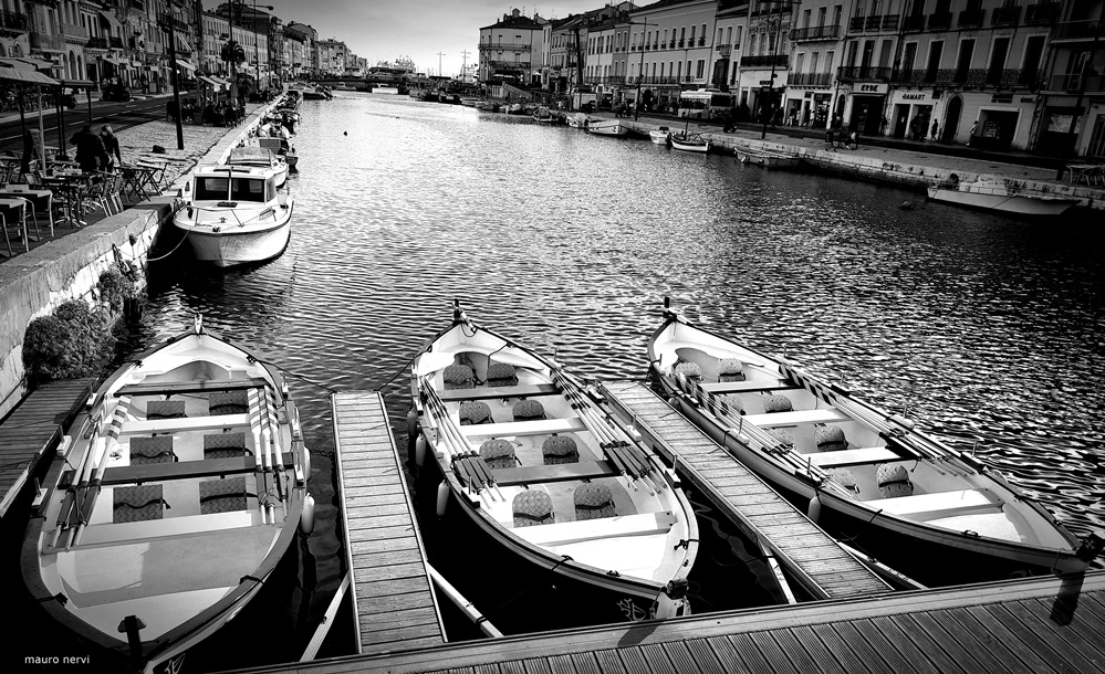 photo "in the channel" tags: black&white, 