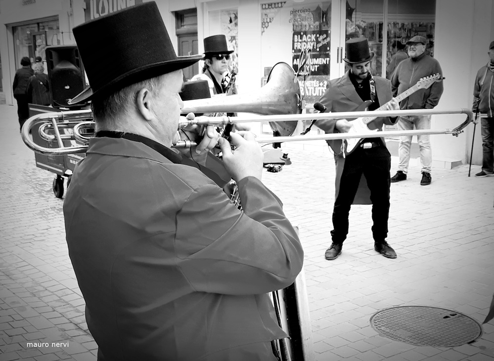 photo "in the street : performance" tags: black&white, 