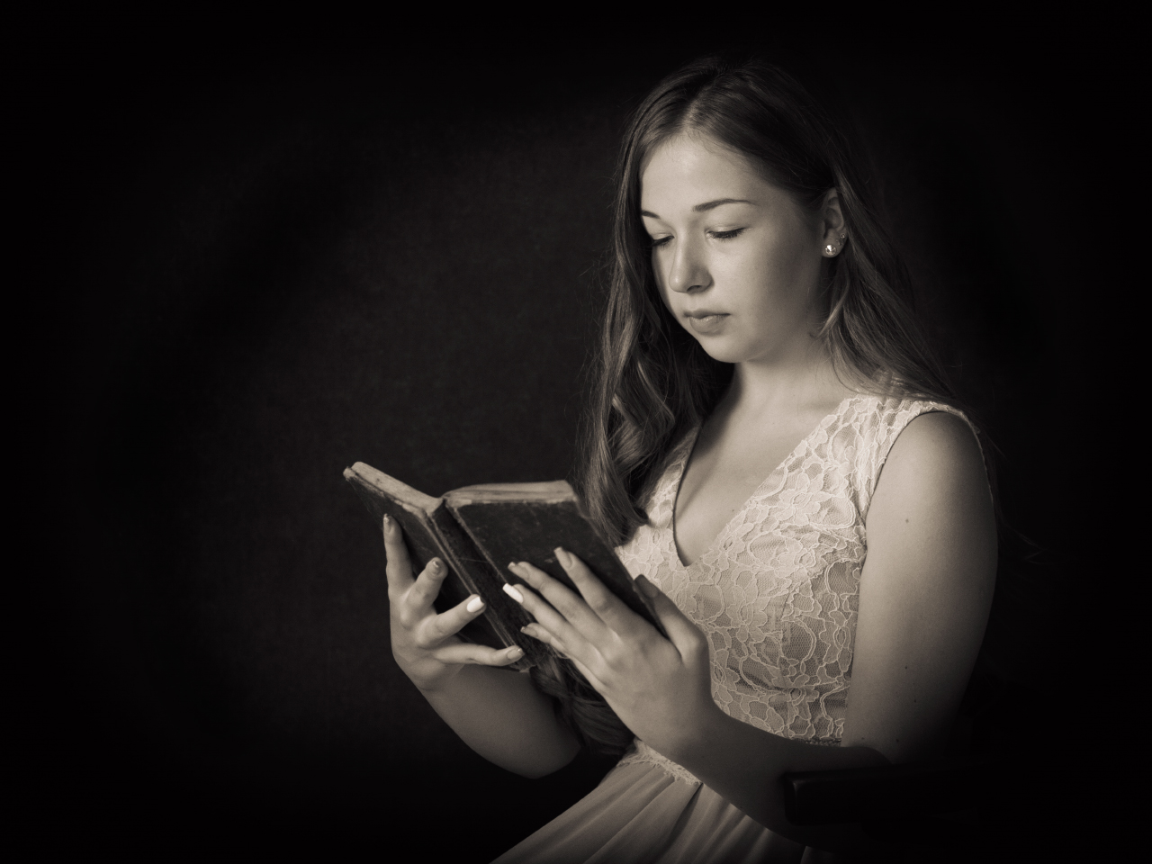 photo "Reading girl" tags: portrait, black&white, Art, girl
