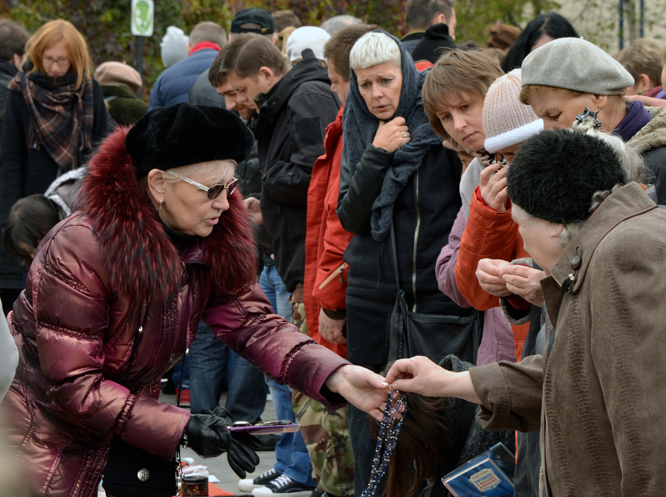 photo "***" tags: genre, Moscow, people, барахолка