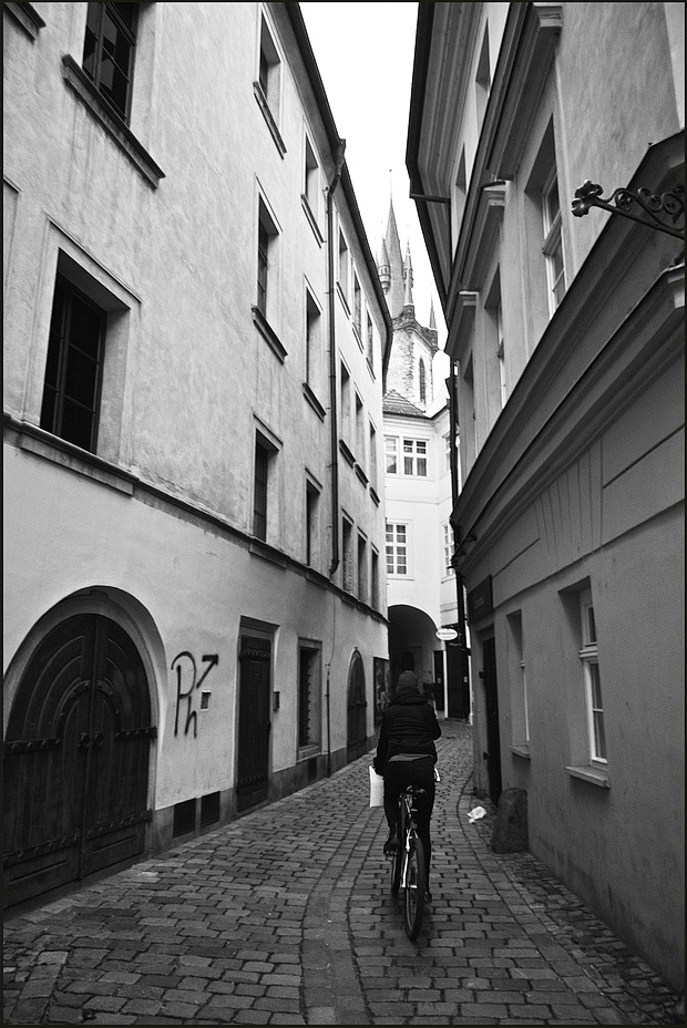 photo "Улочка и велосипедист" tags: black&white, Prag, Prague, Praha