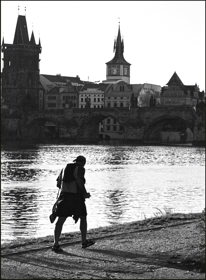 photo "Бегун у реки" tags: black&white, Prag, Prague, Praha