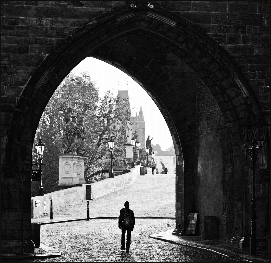 photo "Ворота на мост" tags: black&white, architecture, Prag, Prague, Praha