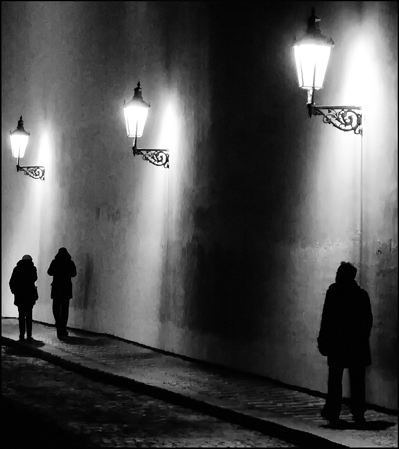 photo "Ночные фонари и фигуры" tags: black&white, Prag, Prague, Praha