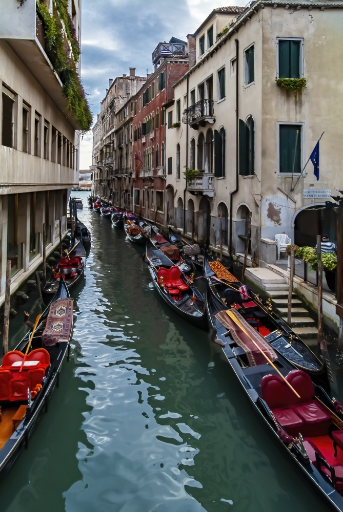 photo "Docked Gondolas" tags: city, 