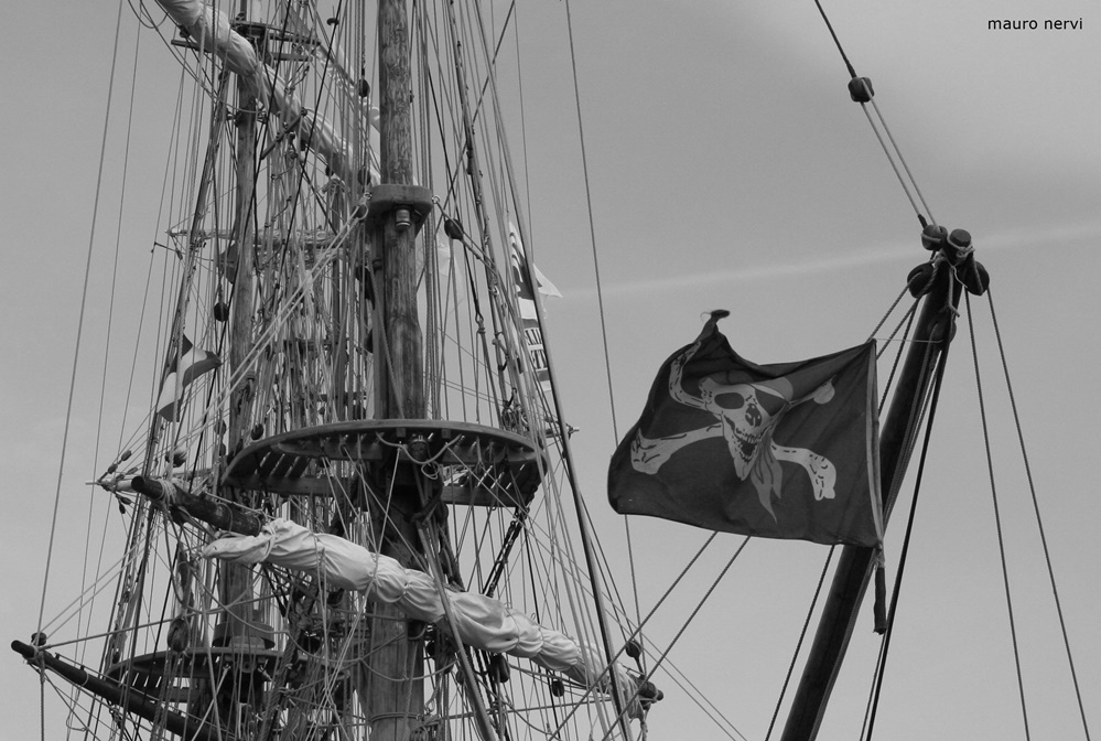 photo "pirates" tags: black&white, 