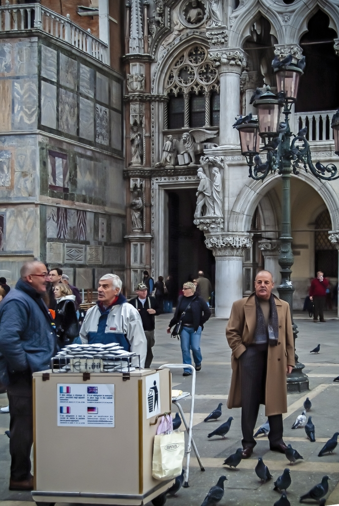 photo "Doves, tourists, lantern, Doge's Palace" tags: misc., 