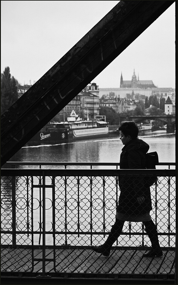 photo "Фигура на мосту" tags: black&white, Prag, Prague, Praha