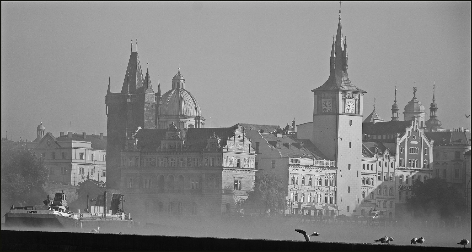 photo "Вид с Кампы-5" tags: black&white, architecture, Prag, Prague, Praha