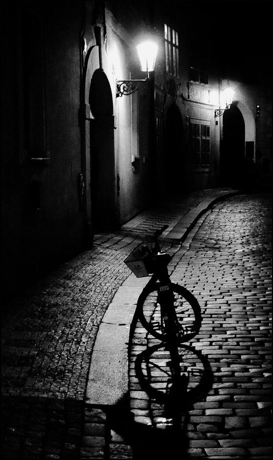 photo "Ночные фонари и велосипед" tags: black&white, Prag, Prague, Praha