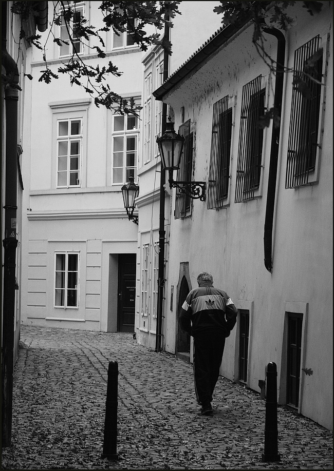 photo "Улочка и фигура-4" tags: black&white, Prag, Prague, Praha