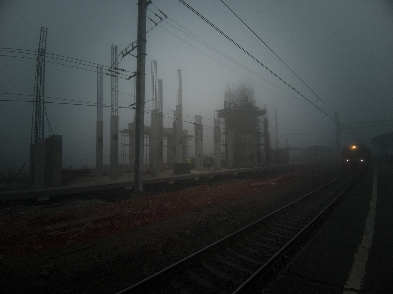 photo "***" tags: landscape, city, fog, атмосфера, поезд, сумерки