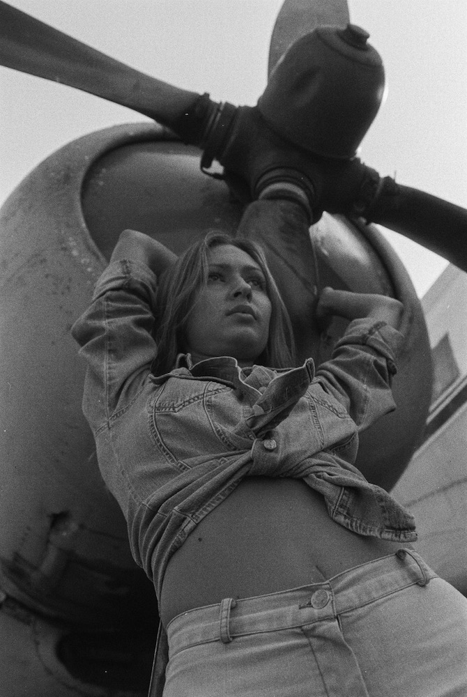 photo "Aviation#1" tags: portrait, black&white, girl, плёнка., самолёт