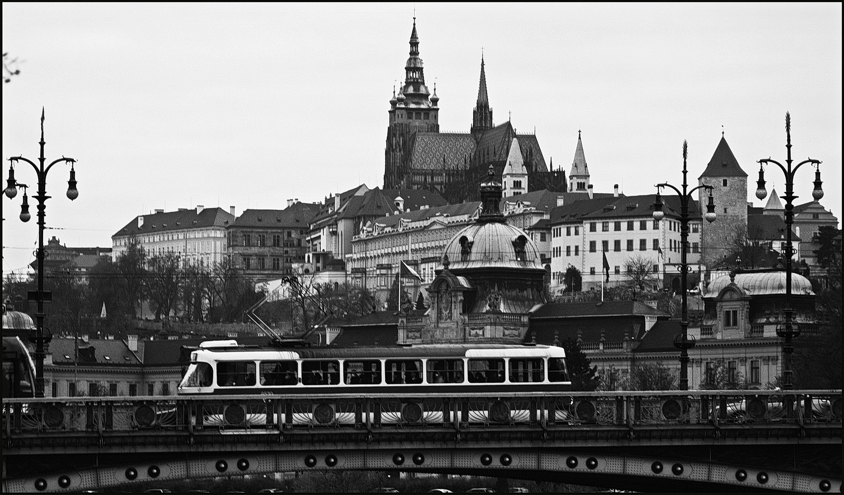 photo "Пражский Град и трамвай-2" tags: black&white, architecture, Prag, Prague, Praha