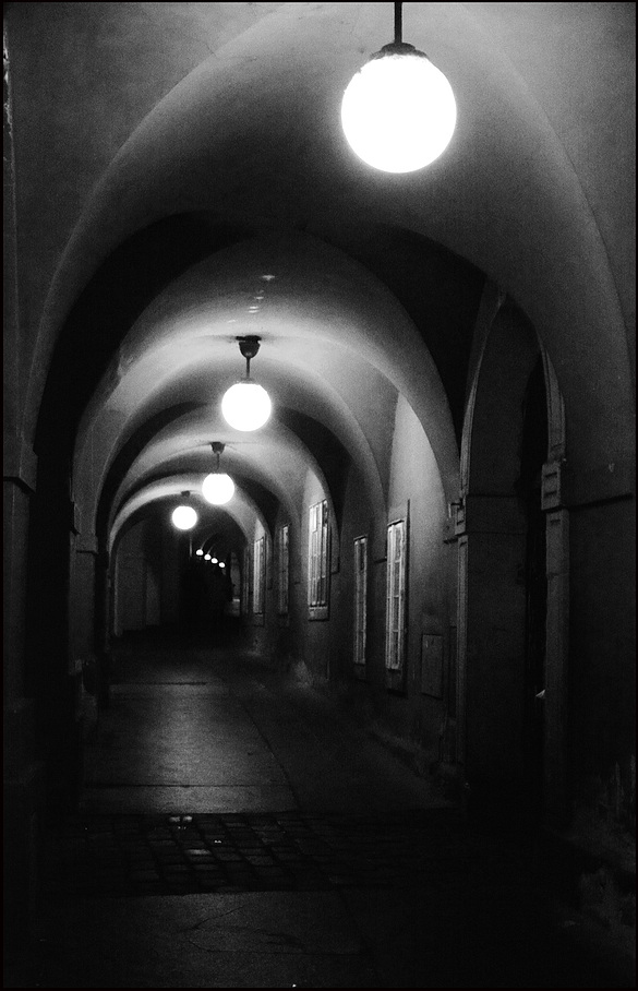 photo "Ночная аркада" tags: black&white, Prag, Prague, Praha