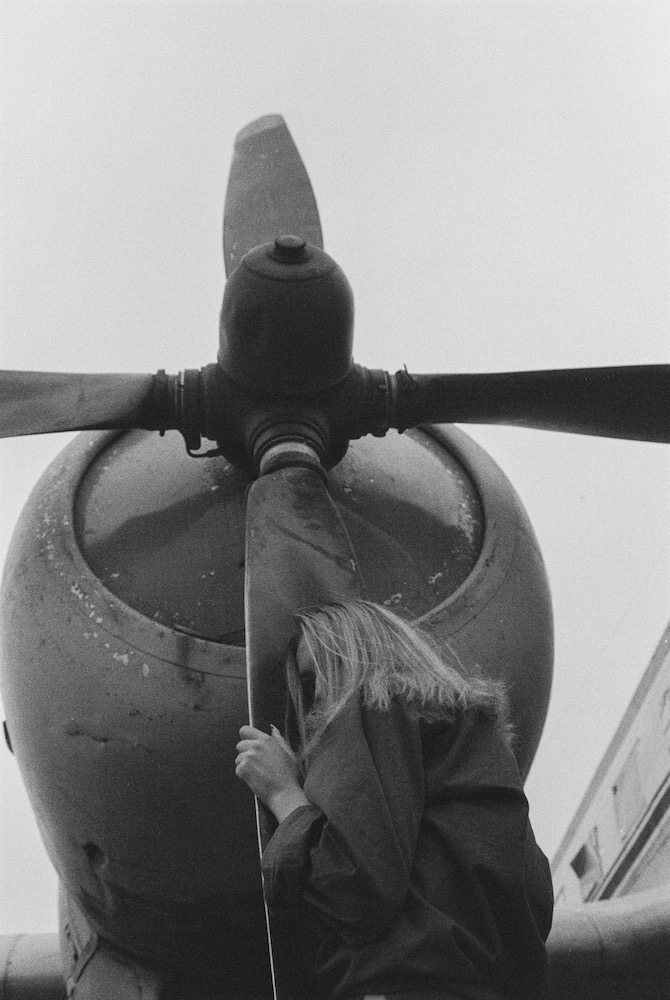 photo "Aviation#4" tags: portrait, black&white, misc., girl, пленка, самолёт