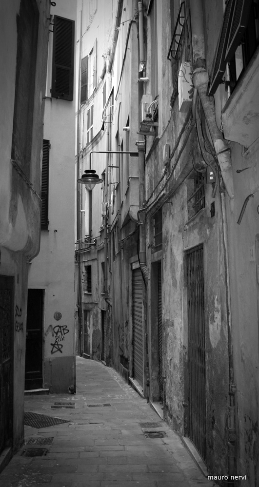 photo "old town, alley" tags: black&white, 