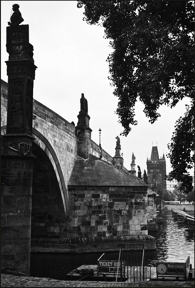 photo "У Карлова моста-6" tags: black&white, architecture, Prag, Prague, Praha