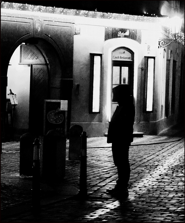 photo "Ночная улица и фигура" tags: black&white, Prag, Prague, Praha