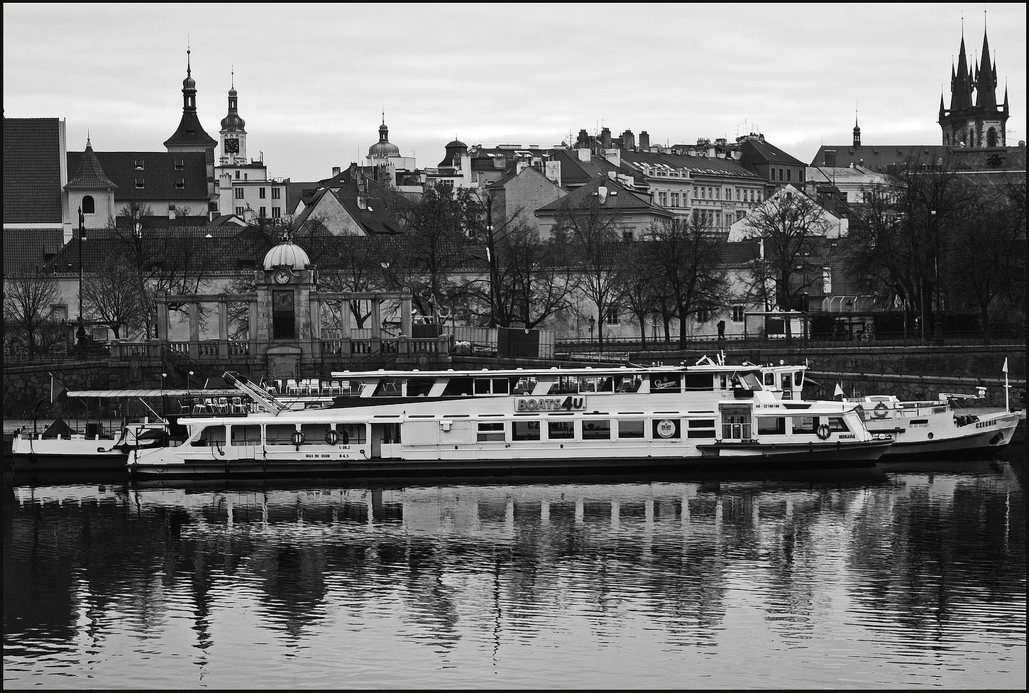 фото "Вид через реку" метки: черно-белые, Prag, Praha, Прага