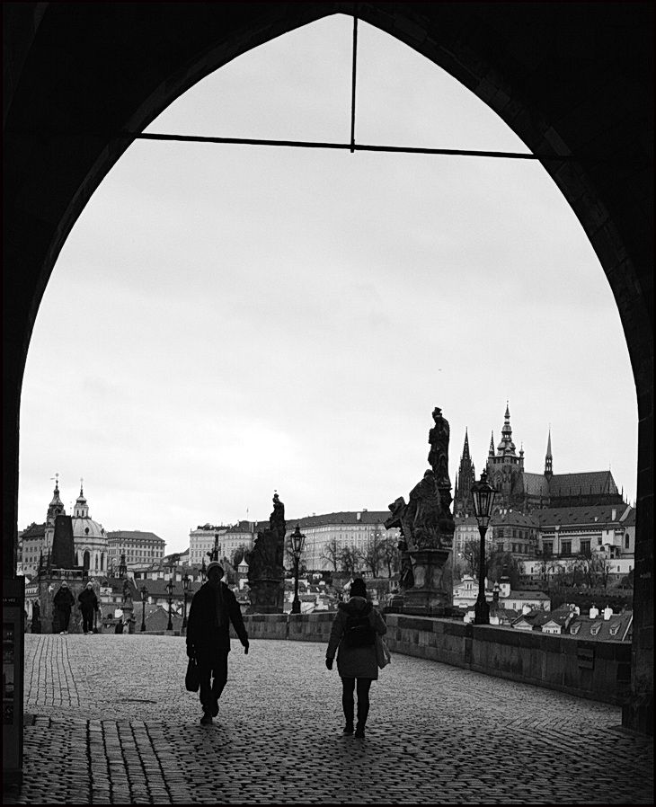 фото "Ворота на мост-2" метки: черно-белые, Prag, Praha, Прага