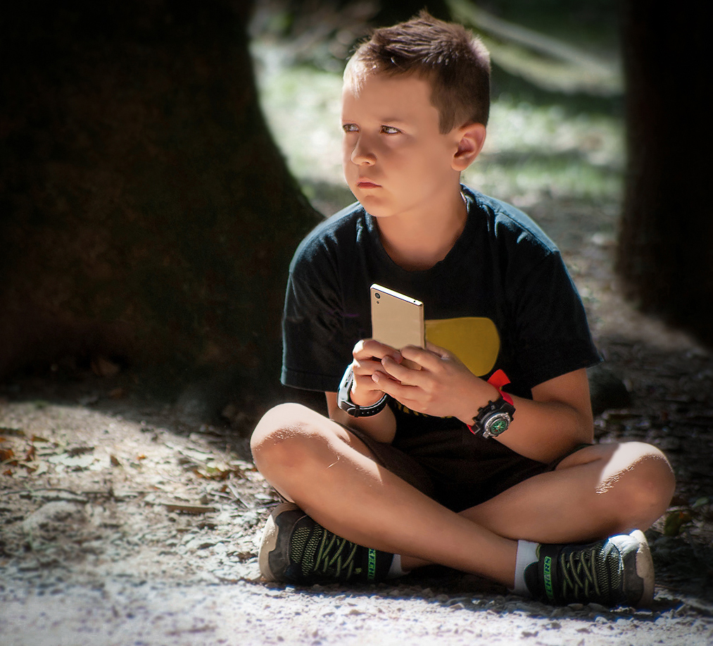 фото "Портрет мальчика со смартфоном" метки: портрет, разное, 