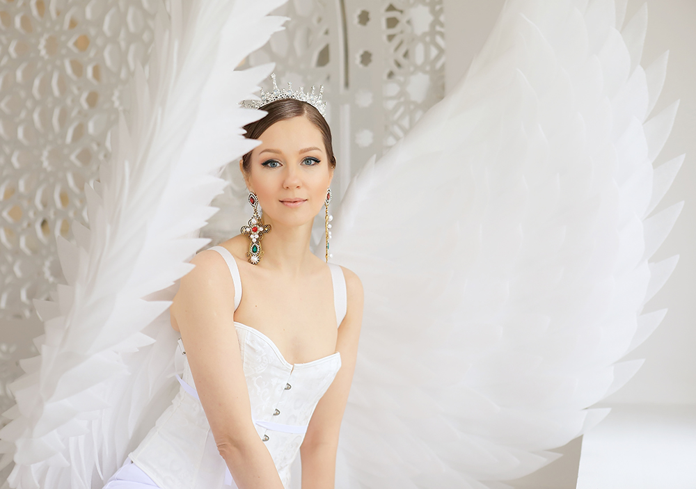 photo "***" tags: portrait, studio, wings, Белая, ангел, большие серьги, корона, модель