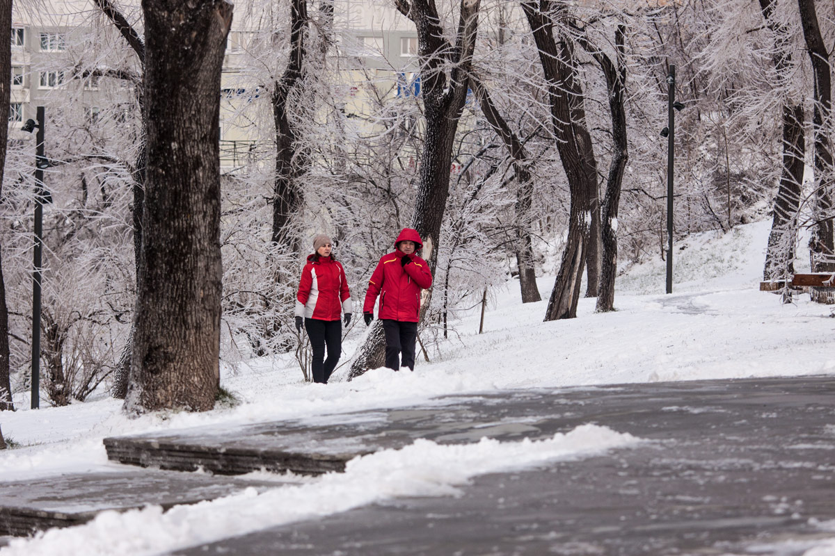 photo "***" tags: street, people, winter