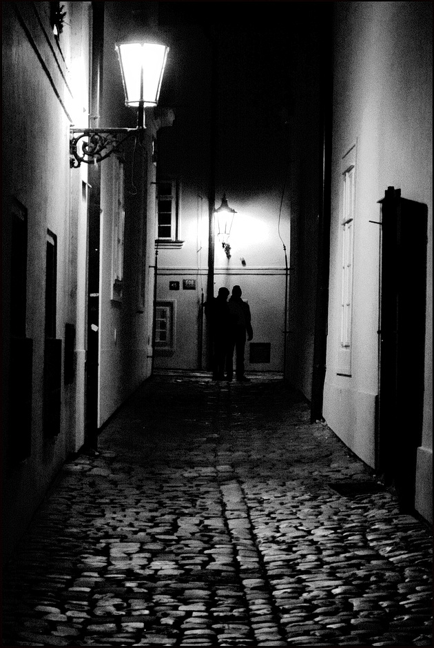 photo "Ночная улочка и фигуры" tags: black&white, Prag, Prague, Praha