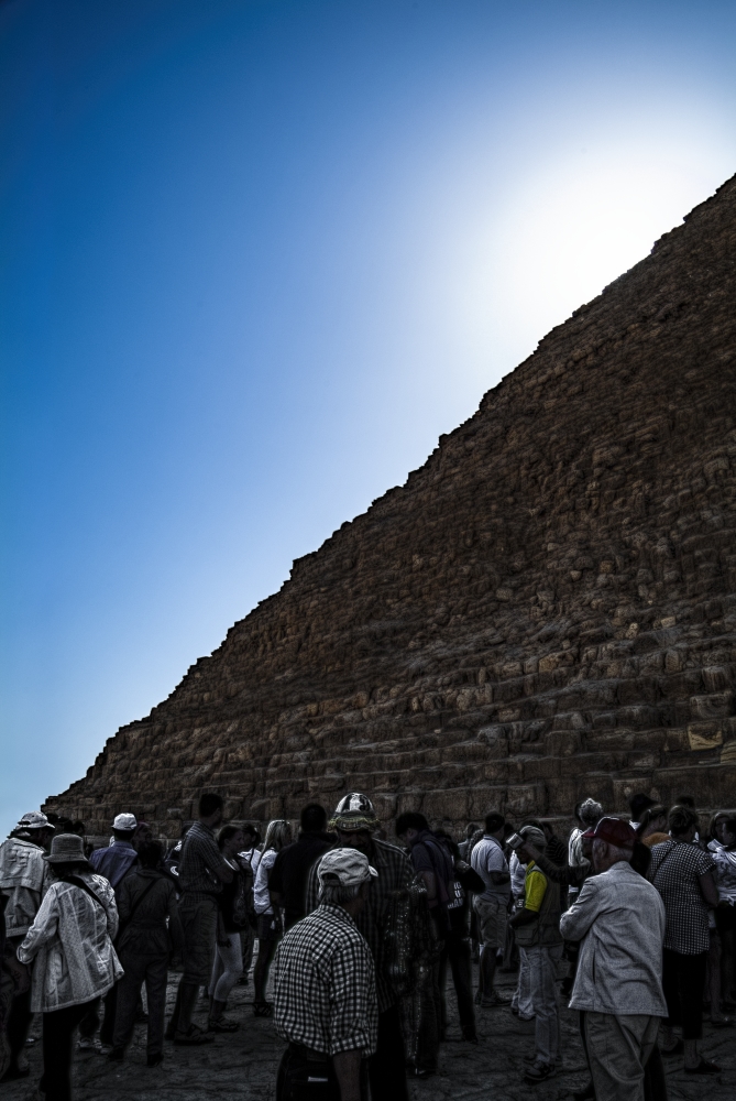 photo "In the Shadow of the Pyramid" tags: architecture, 
