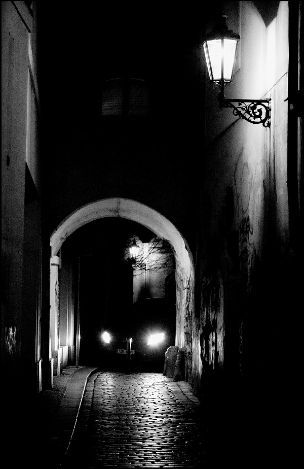 фото "Ночная улица и автомобиль" метки: черно-белые, Prag, Praha, Прага