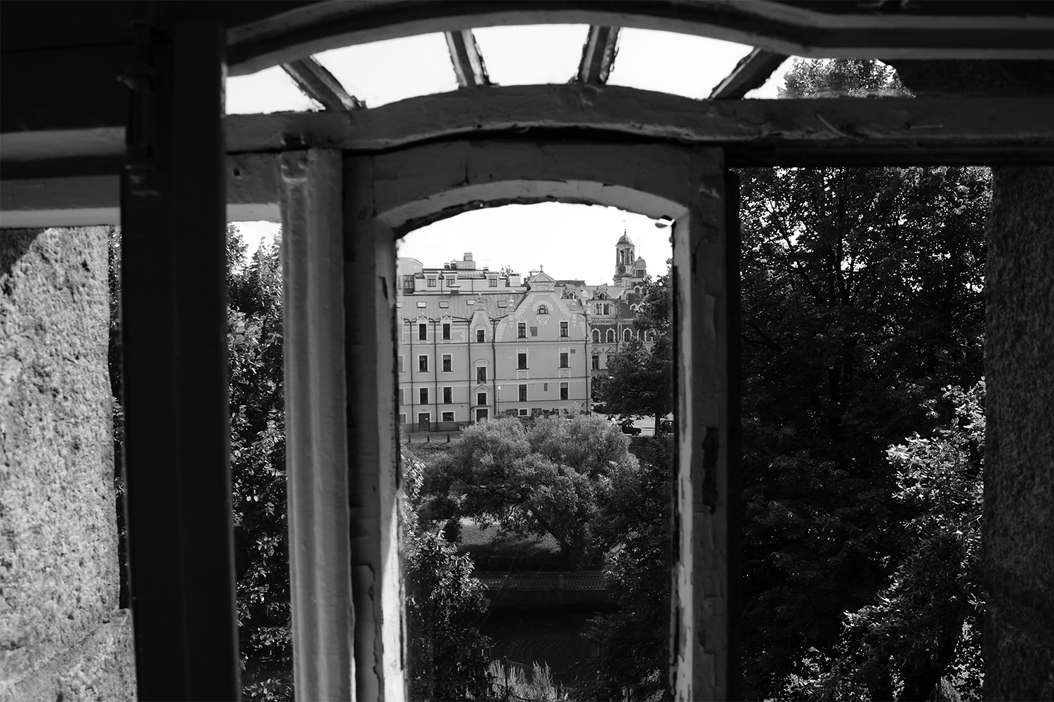 photo "From the window of the Vyborg Castle" tags: architecture, black&white, city, 