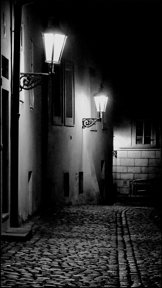 фото "Ночные фонари и улочка" метки: черно-белые, Prag, Praha, Прага