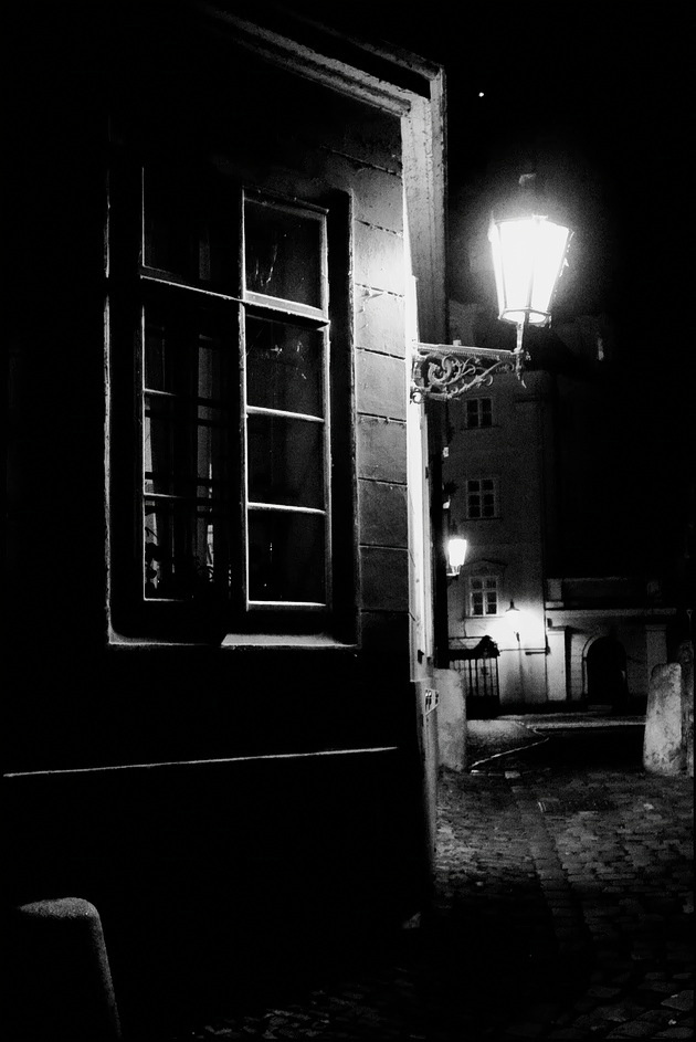 photo "Ночное окно и фонарь" tags: black&white, Prag, Prague, Praha