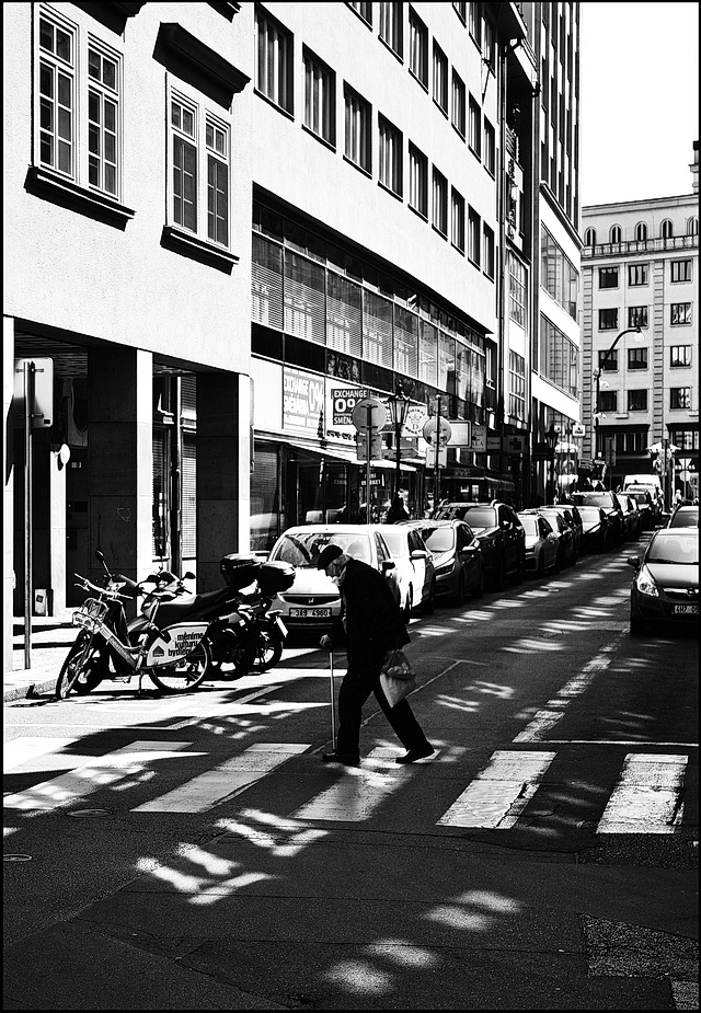 photo "Улица и отблески-3" tags: black&white, Prag, Prague, Praha