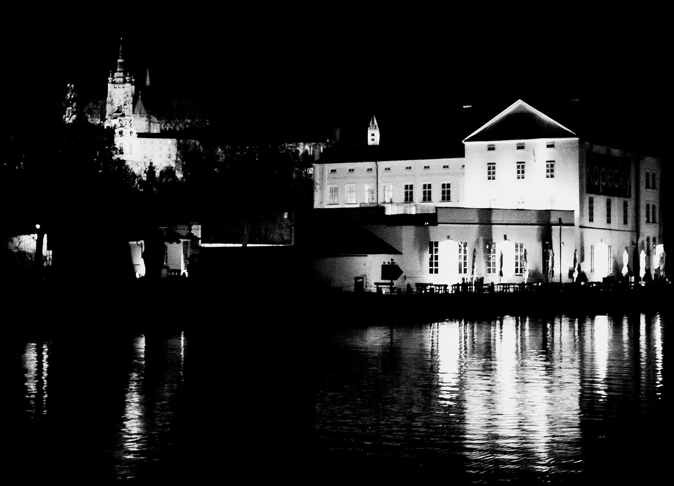 фото "Ночной Пражский Град и Совы Млыны" метки: черно-белые, архитектура, Prag, Praha, Прага