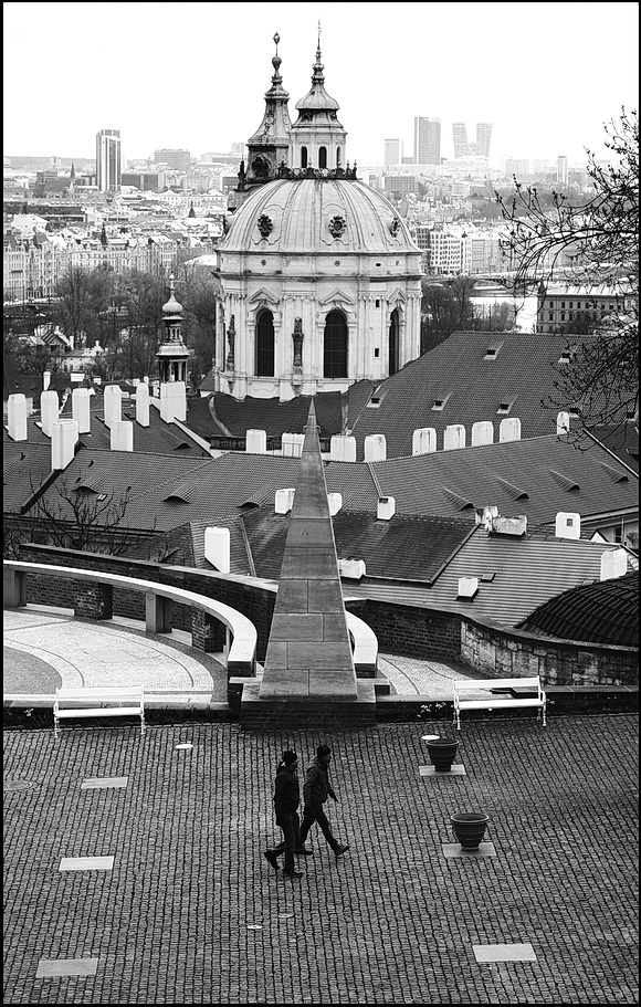 photo "Башни и фигуры" tags: black&white, Prag, Prague, Praha
